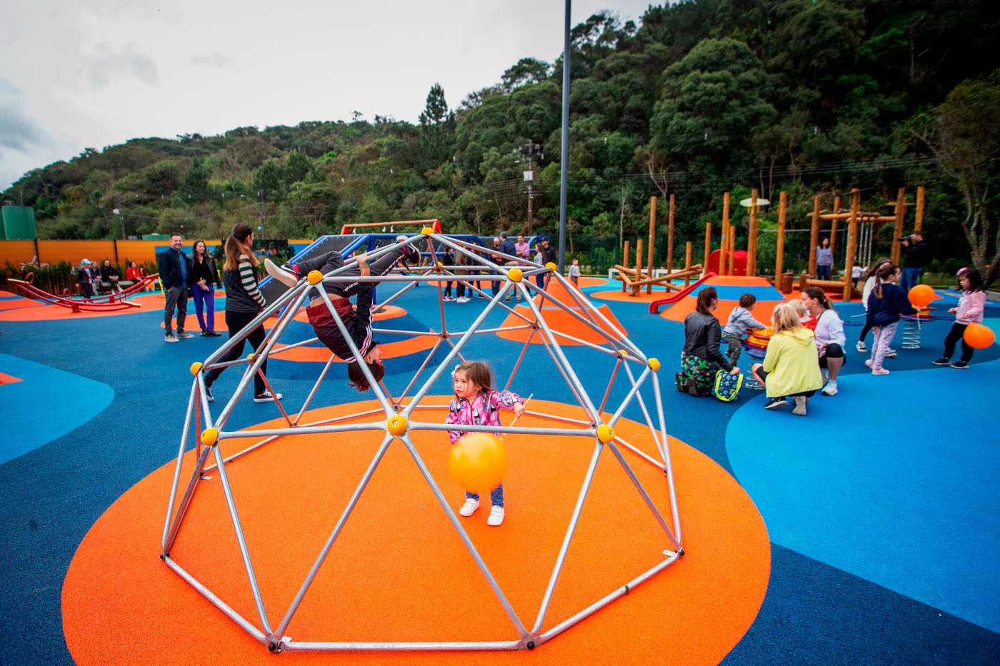 Muralha Digital Kids: vereador quer câmeras em parquinhos de Curitiba