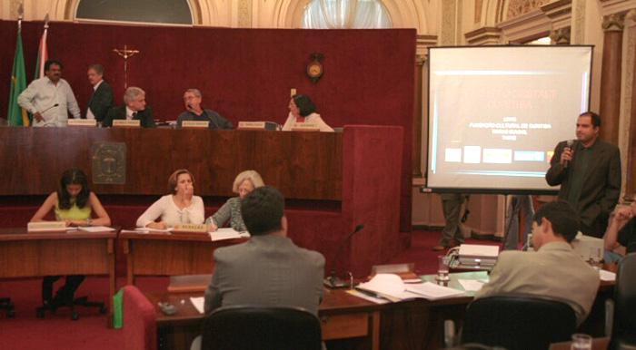 Muros da cidade viram obras de arte  