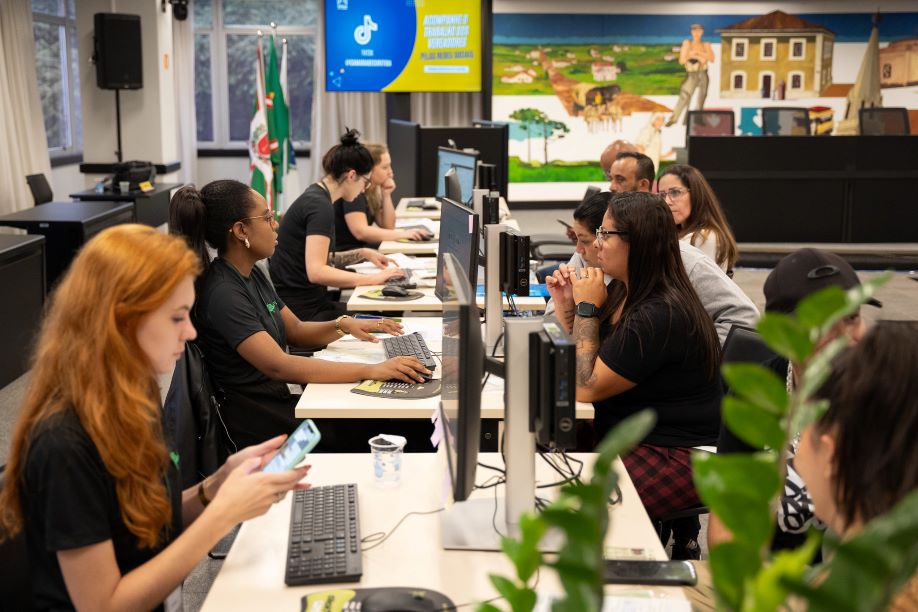 Mutirão de Direito da Família atendeu 84 pessoas na Câmara de Curitiba