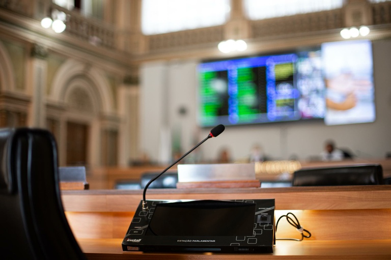 Na CMC, vereadores protestam contra o racismo e contra o machismo