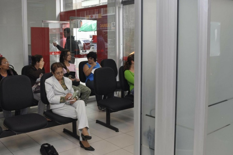 Na pauta da CCJ aumento de multa por demora em atendimento de bancos