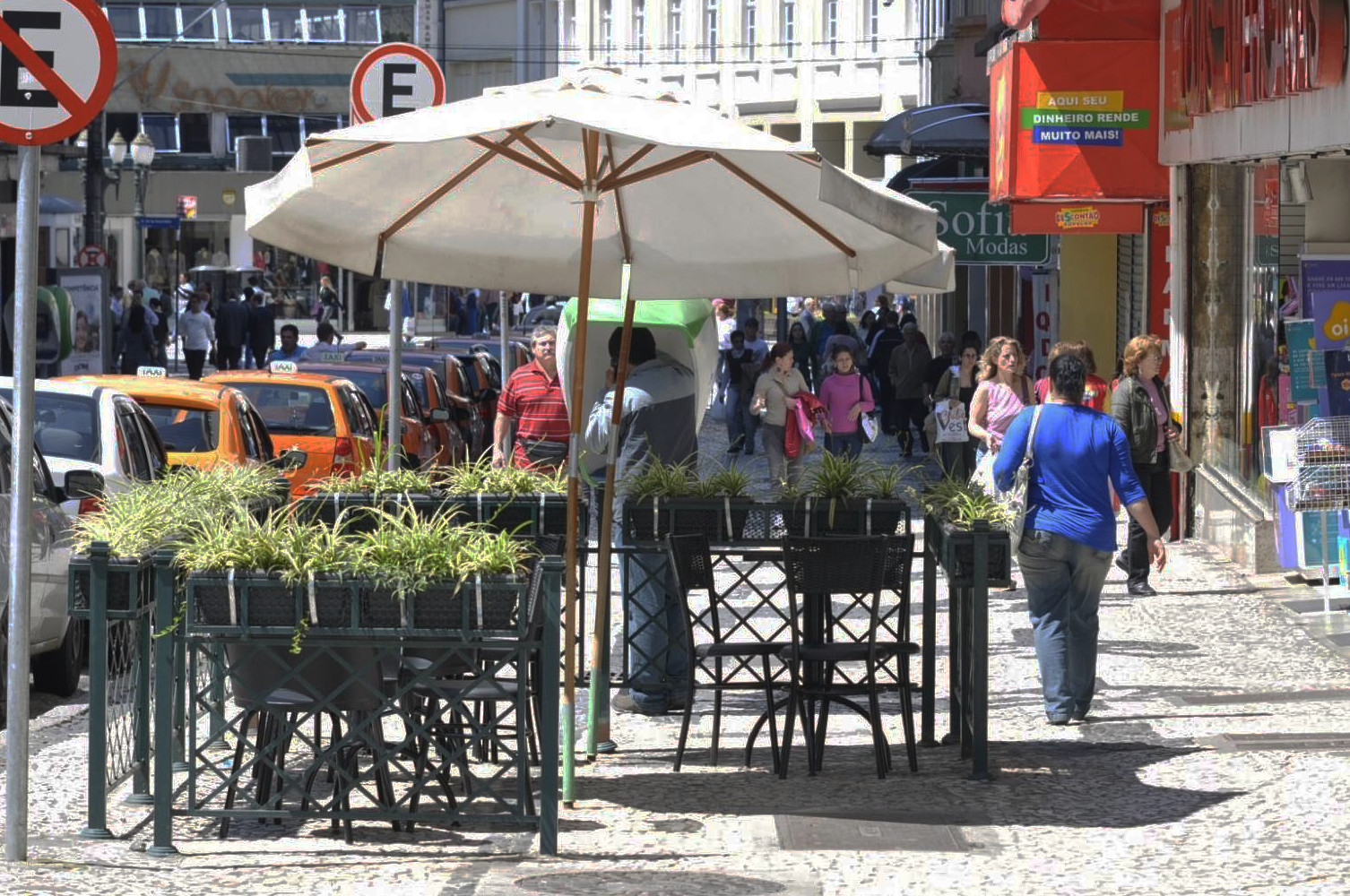 Na terça, CMC vota regras para exploração comercial das calçadas em Curitiba