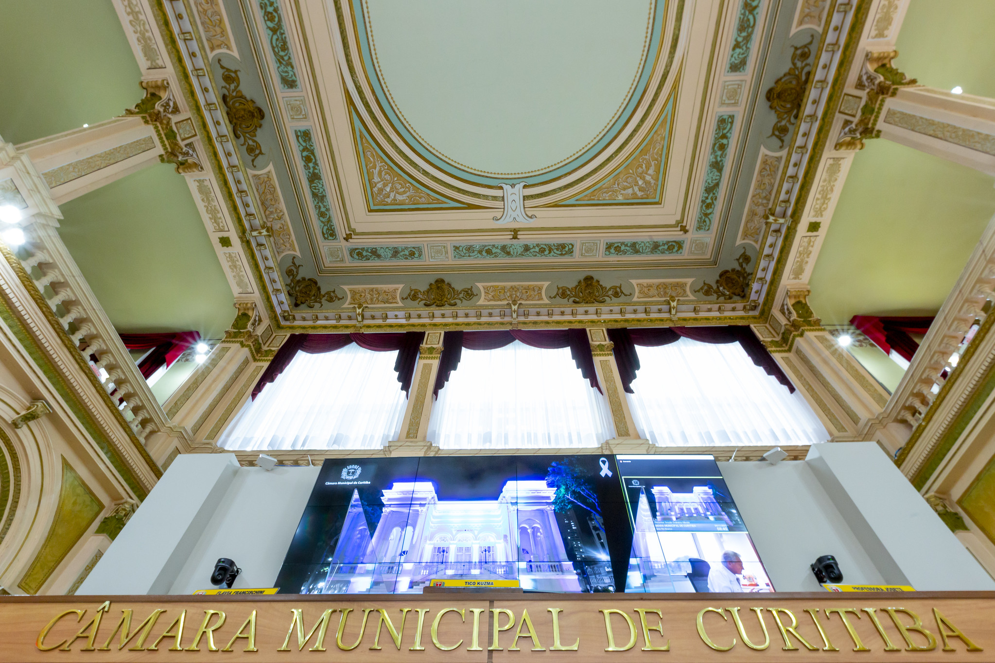 CMC vota suspensão de planos de carreira e aporte à CuritibaPrev