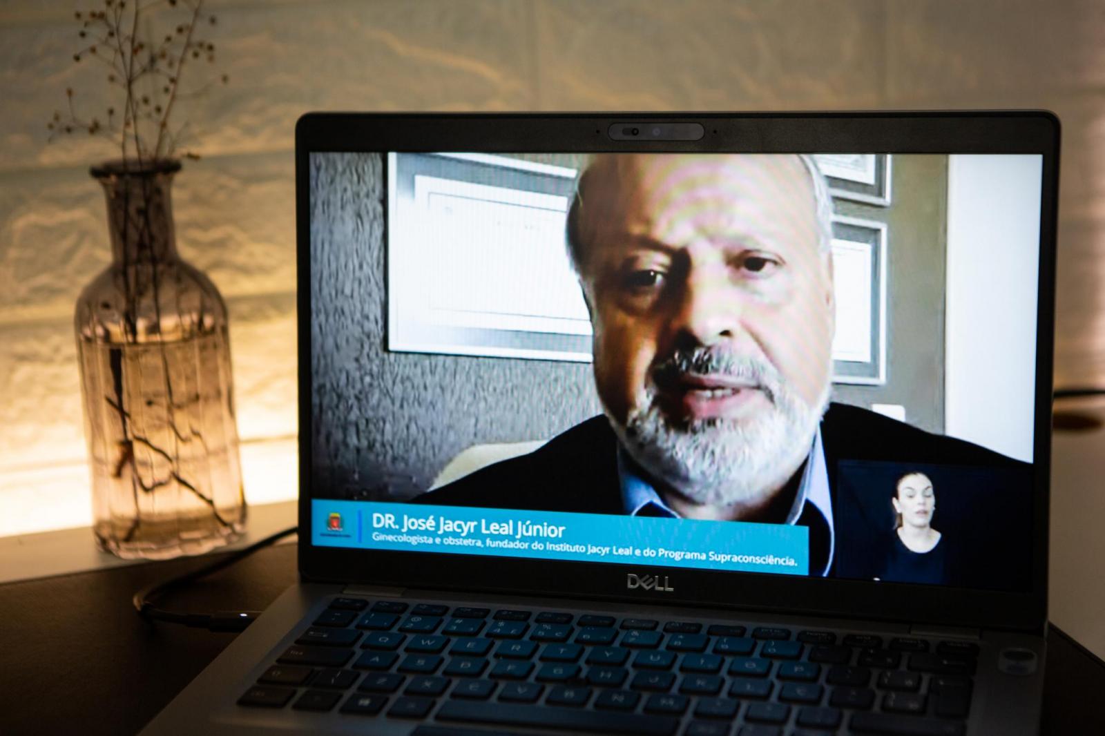 Na Tribuna Livre, médico e vereadores discutem tratamento da Covid-19