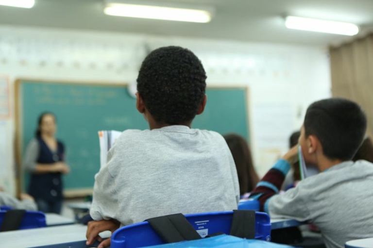 Nas escolas: projeto quer evitar exposição de estudantes a conteúdos “inadequados”