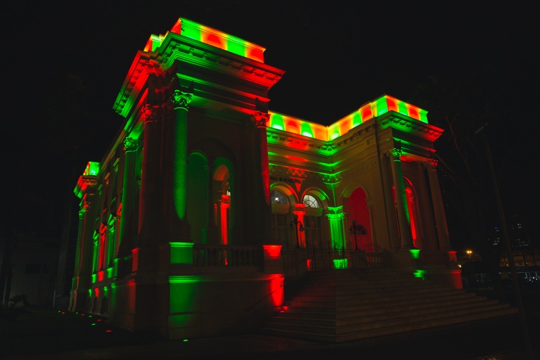 Natal de Curitiba: prédio histórico da Câmara recebe iluminação especial