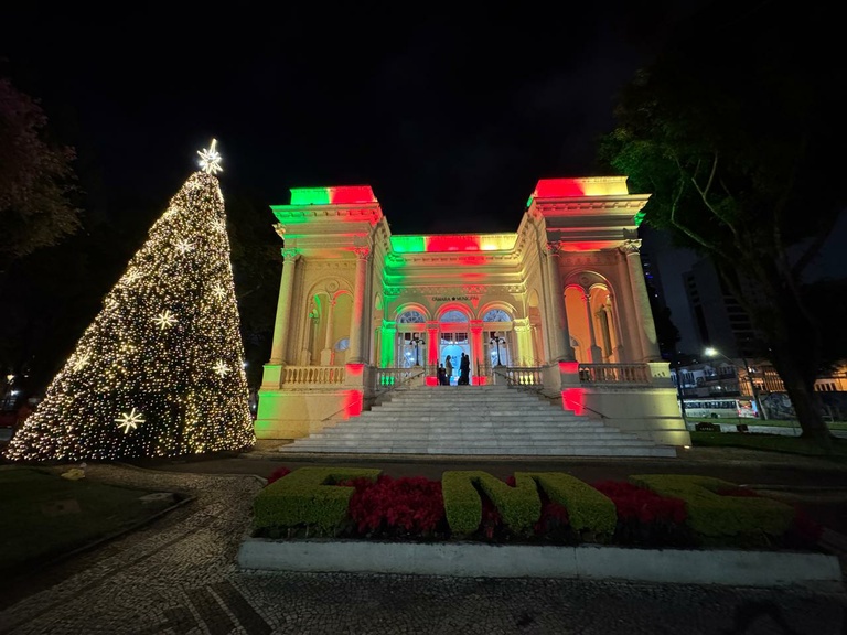 Natal em Curitiba motiva iluminação especial do Palácio Rio Branco