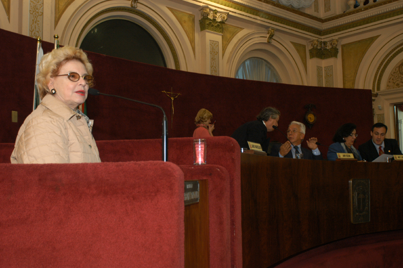 Nely comenta lei de atenção ao idoso 