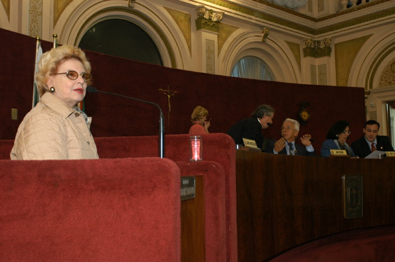 Nely comenta lei de atenção ao idoso 