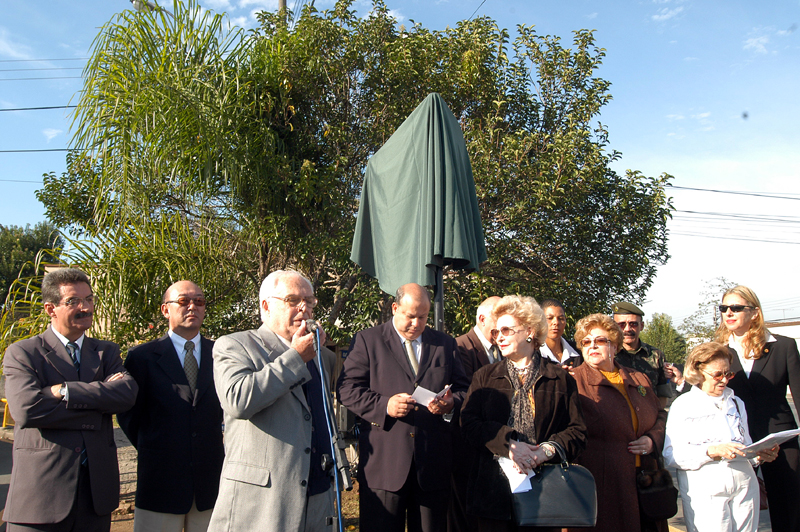 Nely homenageia primeiro médico veterinário do PR 
