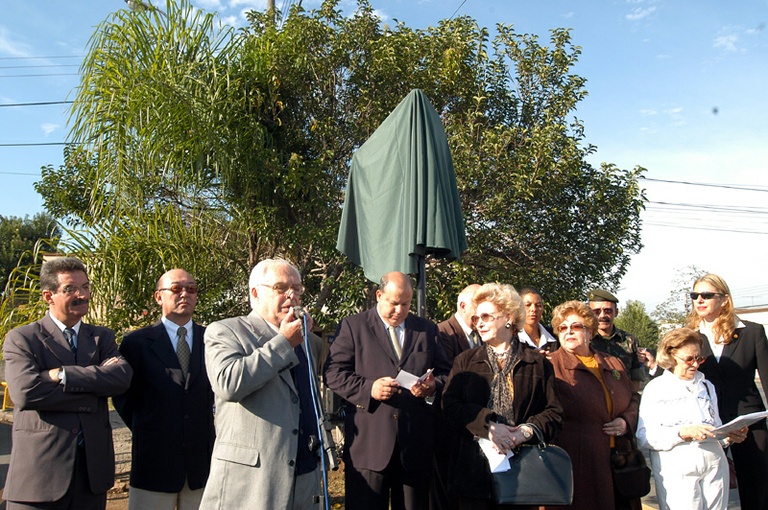 Nely homenageia primeiro médico veterinário do PR 