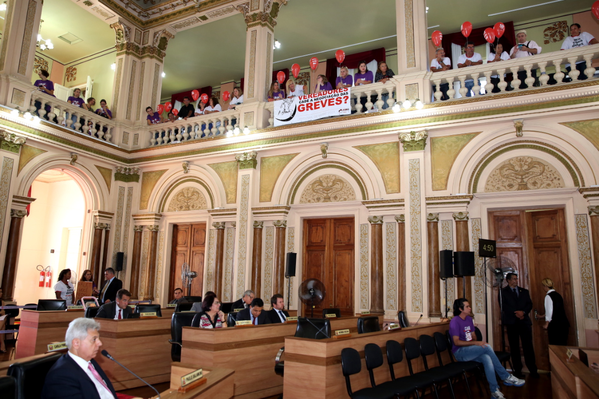 No aniversário da cidade, sindicatos municipais protestam na CMC 