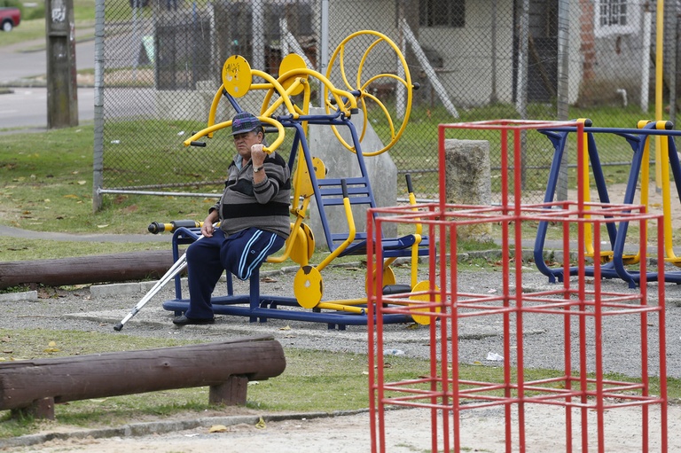 Nos Bairros: Academia para ajudar alunos de escola especial 