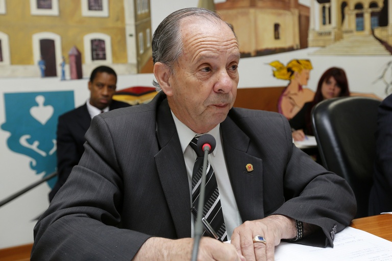 Nos Bairros: Ailton Araújo solicita colocação de lombada em via do Ahú  