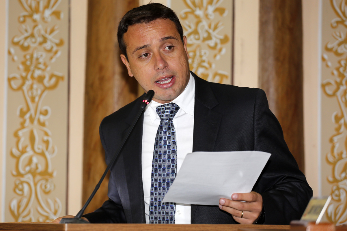 Nos Bairros: Iluminação pauta requerimentos de Cristiano Santos