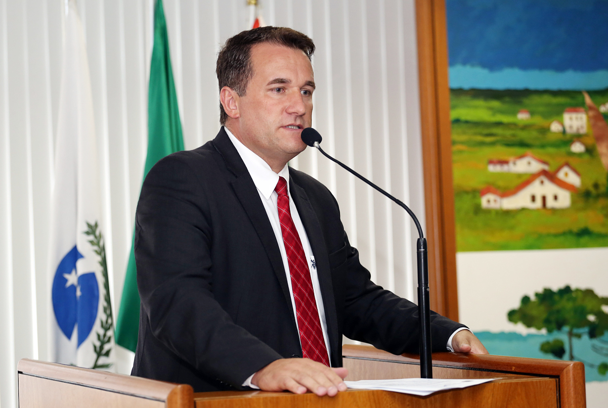 Nos Bairros: Kuzma solicita tapa-buracos no Capão Raso 