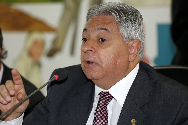 Nos Bairros: Requerido conserto em calçamento do Bom Retiro 