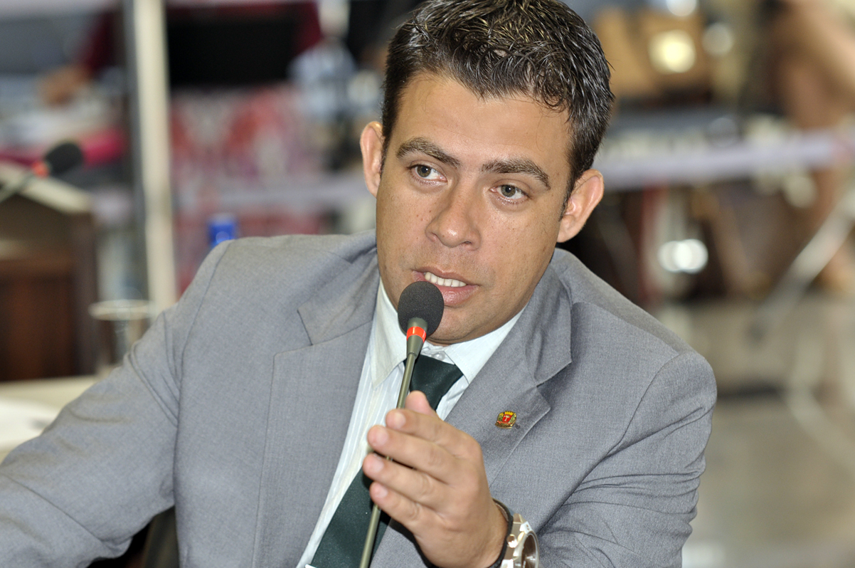 Nos Bairros: Rogério Campos pede por saúde no Tatuquara 