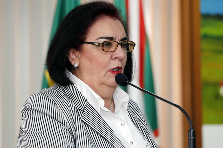 Nos Bairros: Solicitada revisão do sistema elétrico de praças 