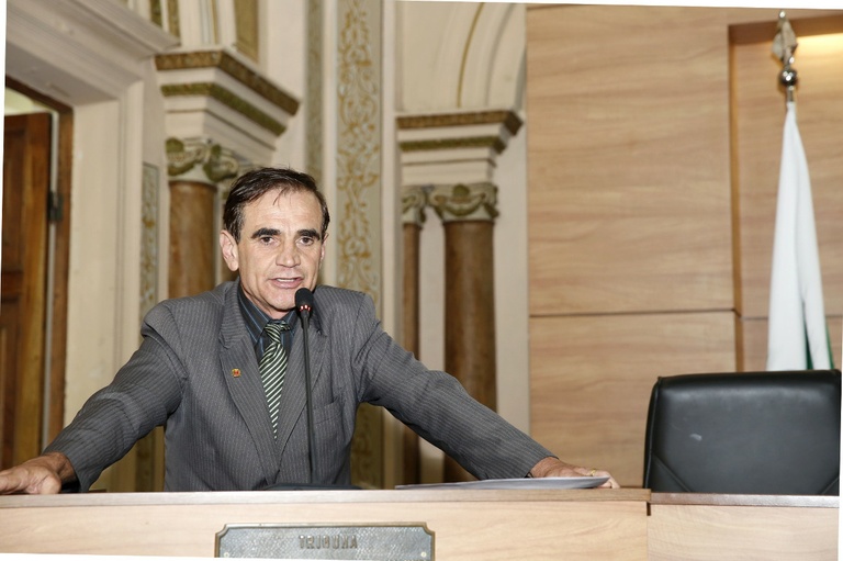 Nos Bairros: Solicitado conserto de calçadas no Centro