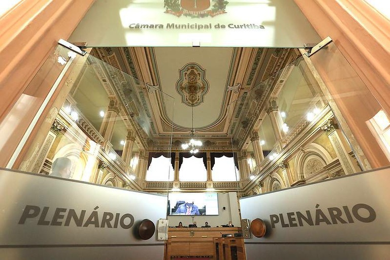 Nova pintura das vagas de EstaR é aprovada pelos vereadores de Curitiba