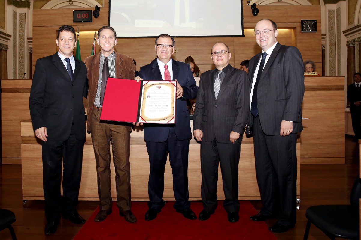 Novo cidadão honorário defende "educação do caráter"