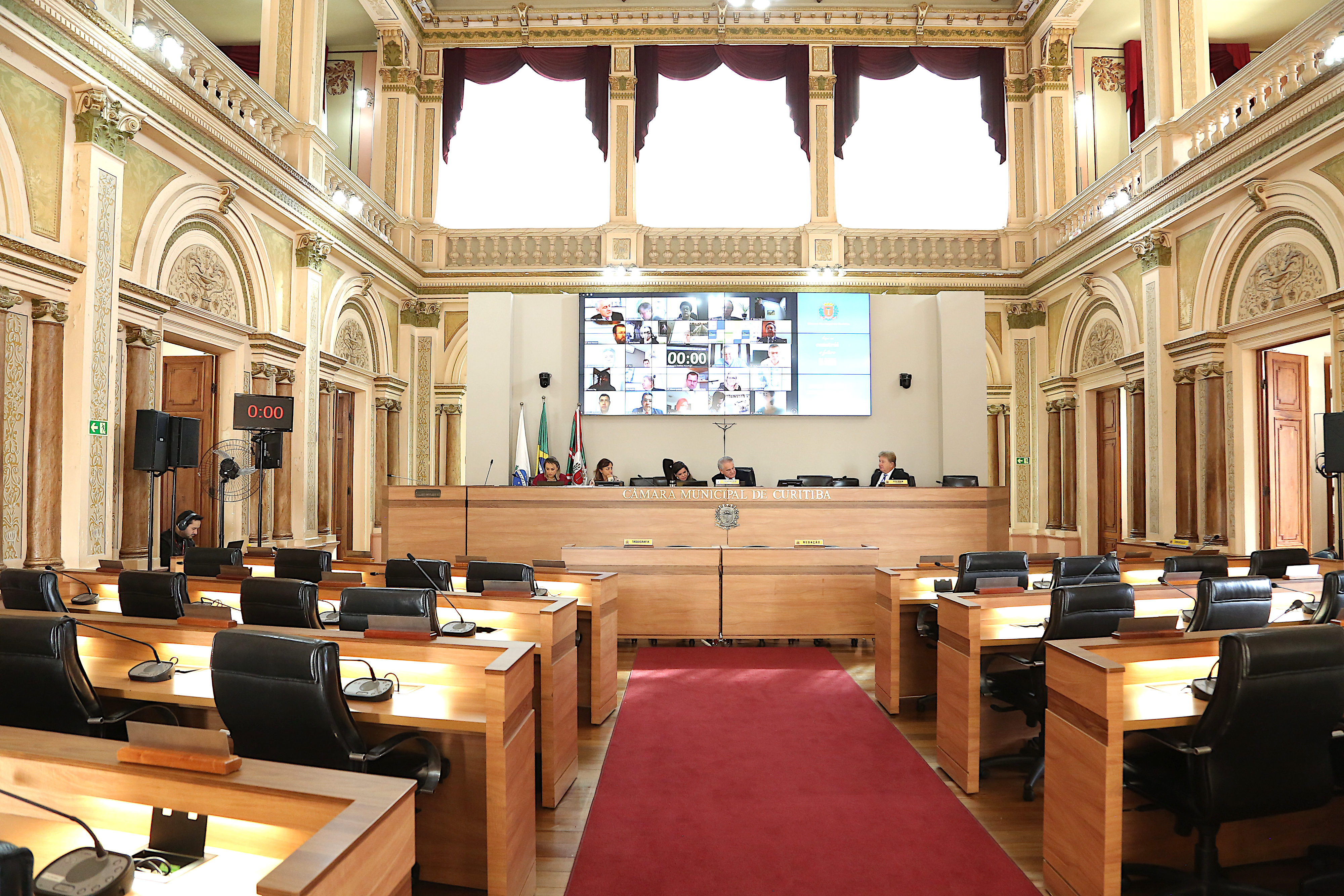 Novo coronavírus: debatidos retomada de cultos e transporte coletivo