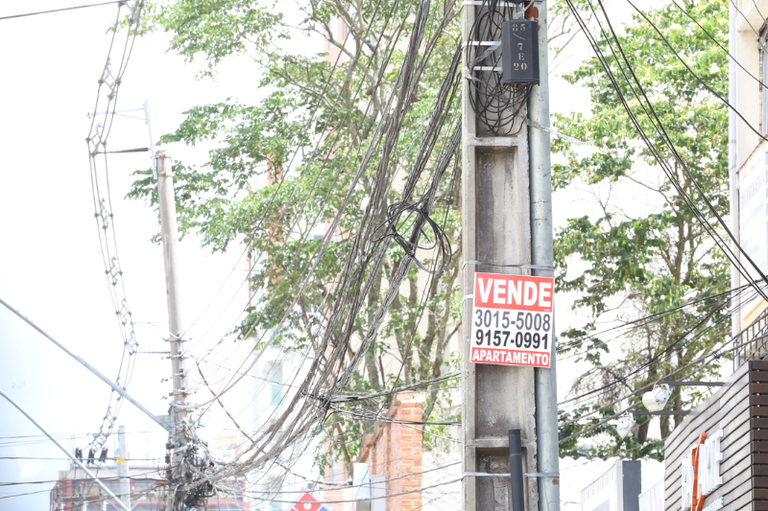 Novo substitutivo altera multa por abandono de cabos em postes