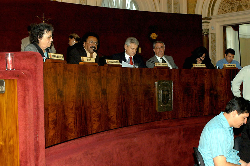 Novos vereadores acompanham sessão 
