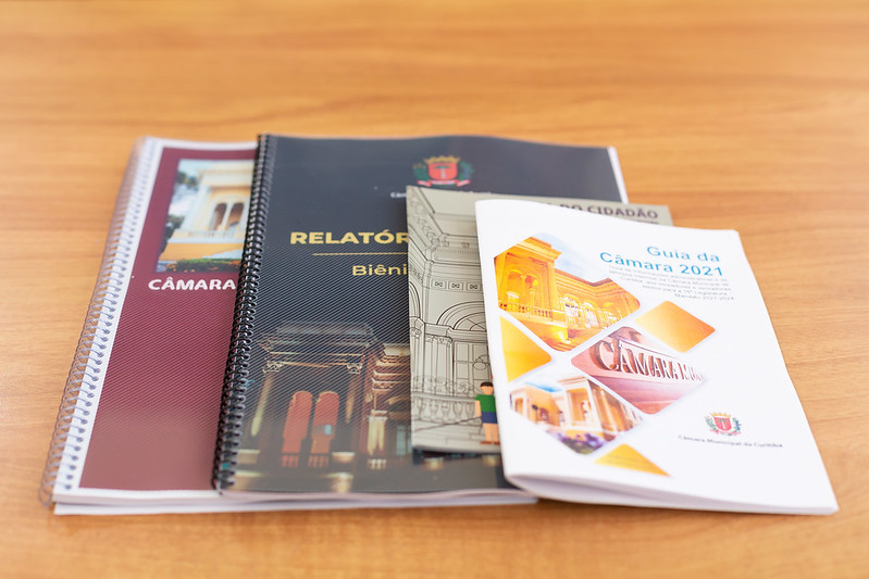 Novos vereadores recebem Guia da Câmara e outros materiais
