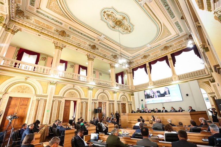 "O Greca só faz asfalto, diz a inveja", afirma prefeito, na abertura das sessões