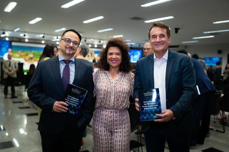 Obra sobre direito parlamentar tem coautoria de procuradores da CMC