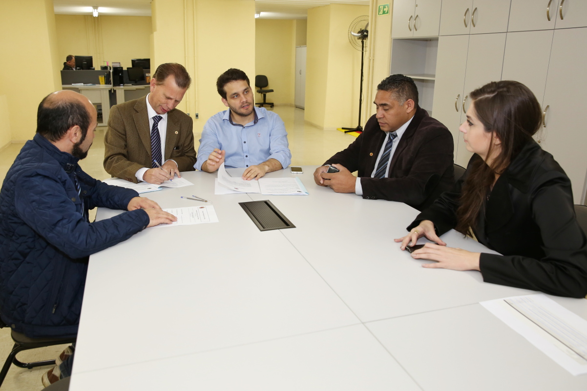Obrigação de guia em excursões turísticas avança nas comissões