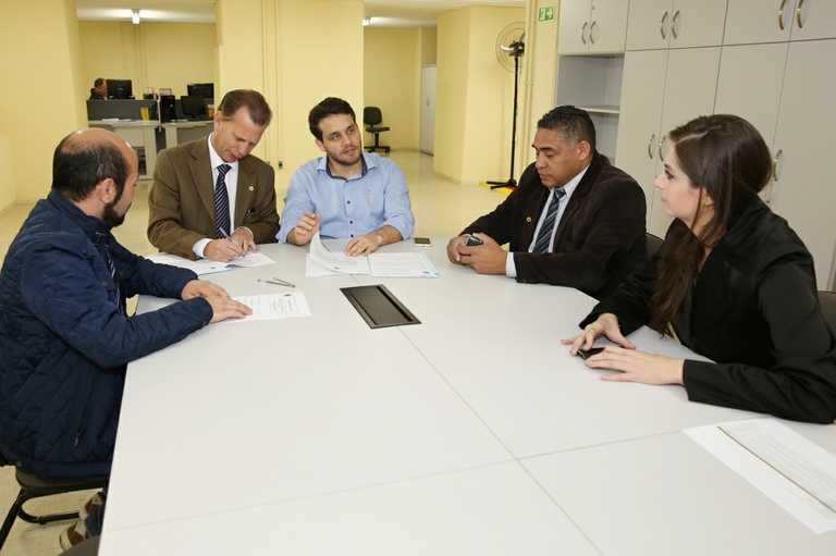 Obrigação de guia em excursões turísticas avança nas comissões