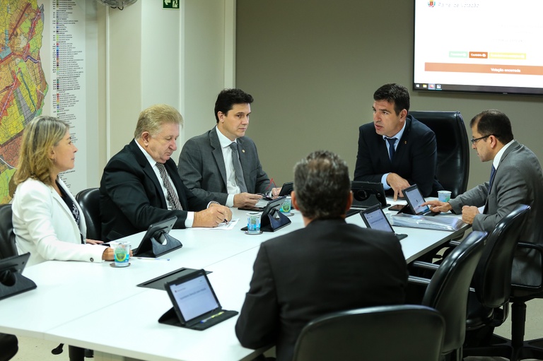 Obrigação de transmitir licitações na internet pronta para votação