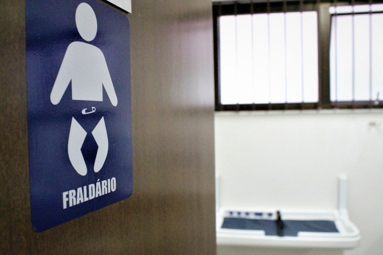 Curitiba: vereador quer oferta de banheiros-família em eventos