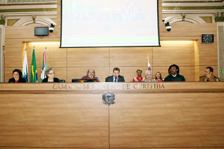 Olinto Alves Simões recebe cidadania honorária de Curitiba 