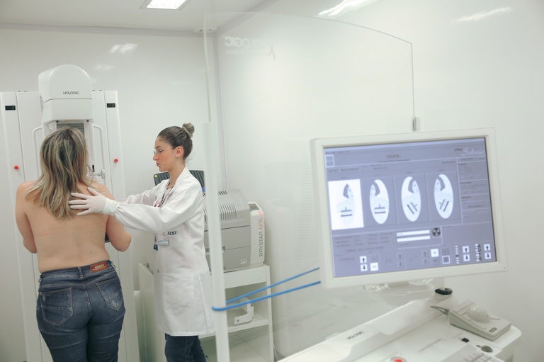 Outubro Rosa: 120 exames preventivos são realizados na Câmara