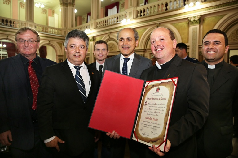 Padre João Chemin recebe cidadania honorária de Curitiba