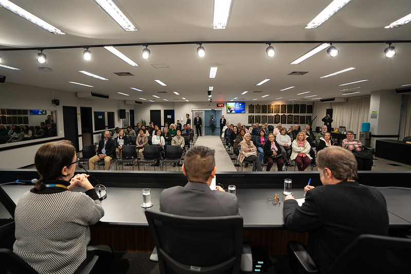 Palestra alerta sobre riscos de golpes digitais a idosos de Curitiba