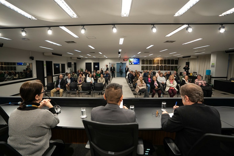 Palestra alerta sobre riscos de golpes digitais a idosos de Curitiba