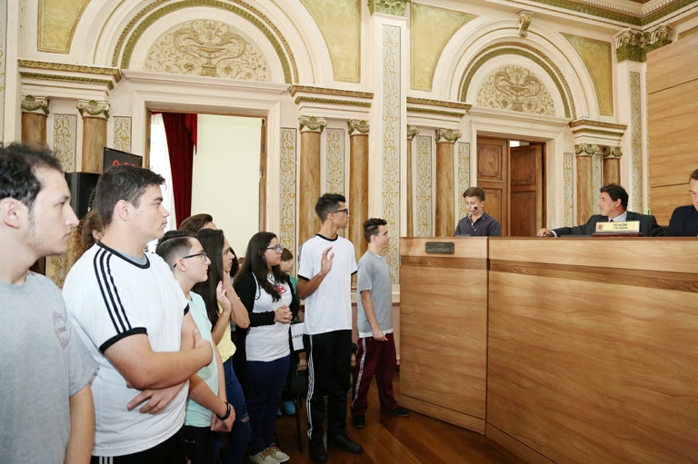 Parlamento Jovem: Câmara de Curitiba empossa vereadores mirins
