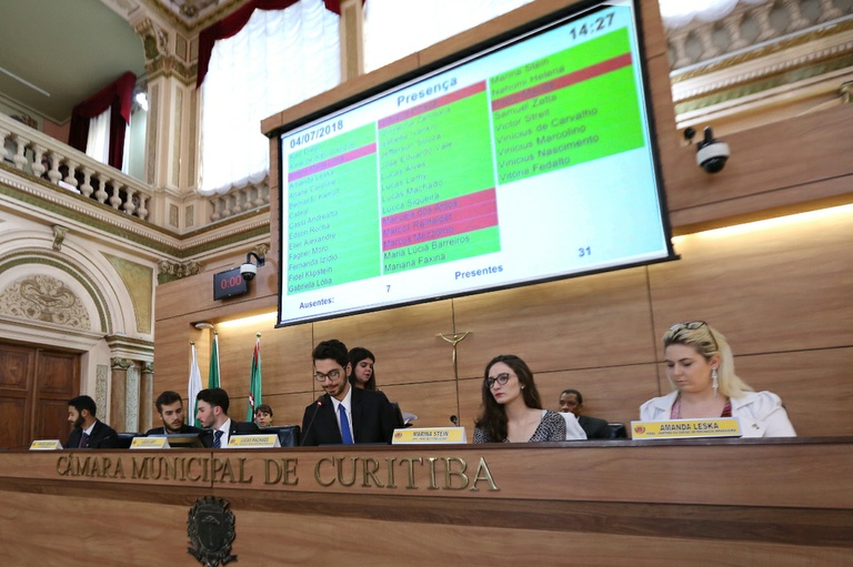 Parlamento Universitário: discutidas desestatização e medida à educação