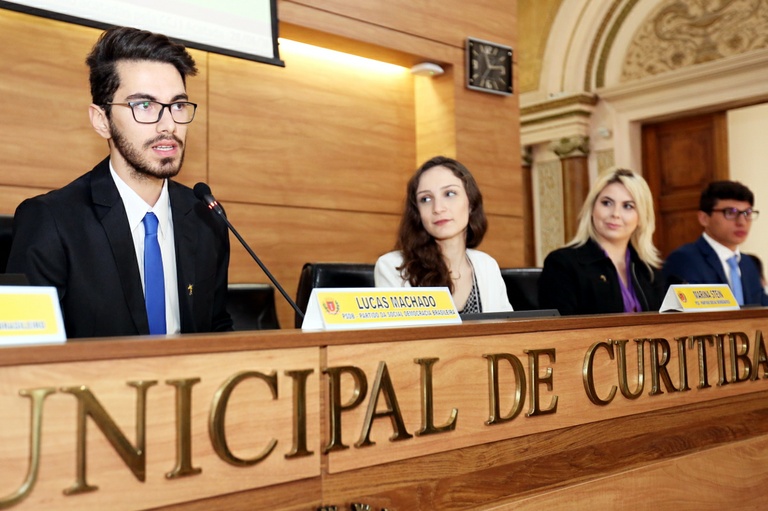 Parlamento Universitário: projetos  vão de aborto à venda do Tingui