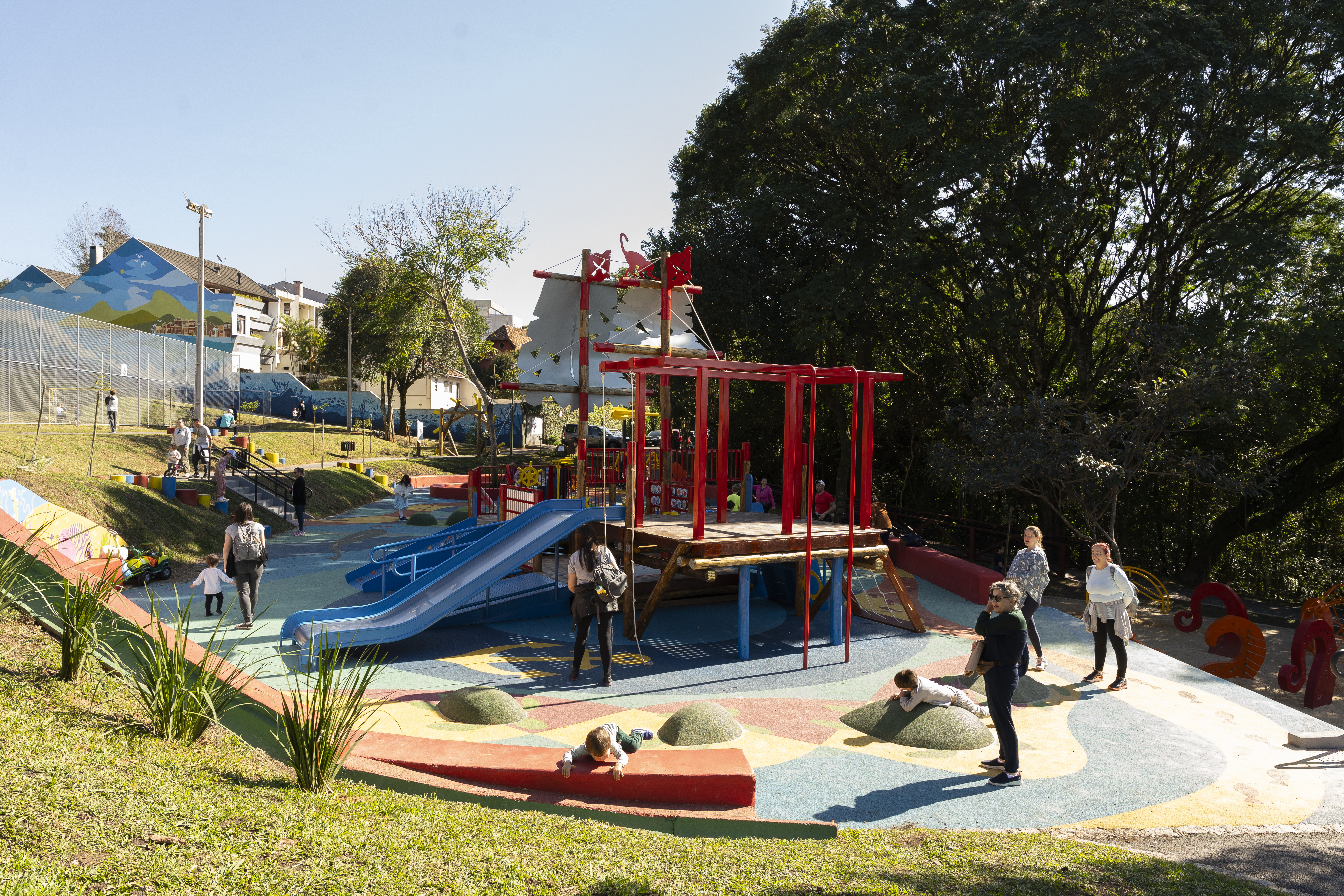 Câmara de Curitiba avalia projeto para cercar parquinhos infantis