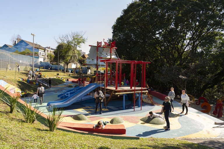 Câmara de Curitiba avalia projeto para cercar parquinhos infantis