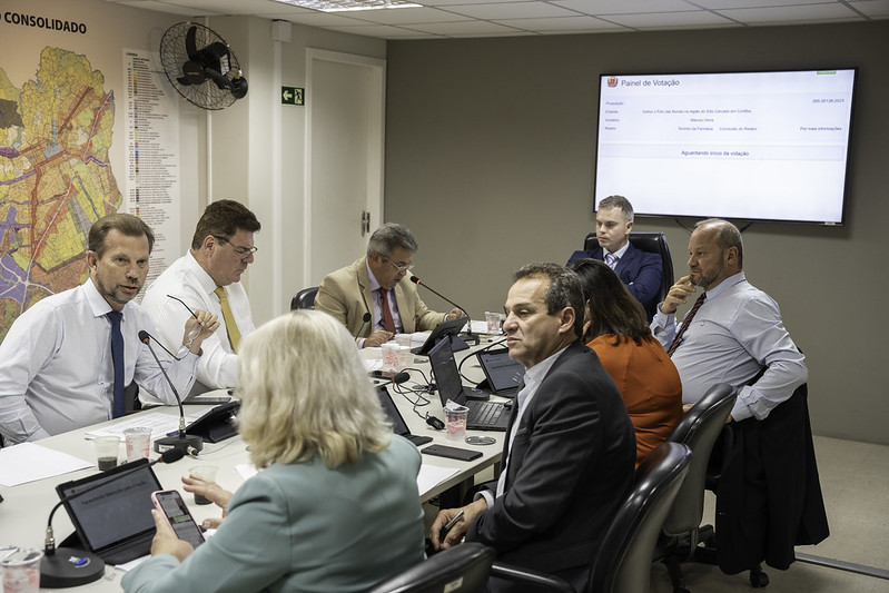 Passaporte Cultural, PCDs e veículos oficiais: CCJ aprova cinco projetos