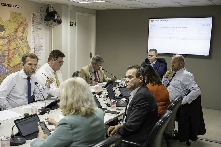 Passaporte Cultural, PCDs e veículos oficiais: CCJ aprova cinco projetos