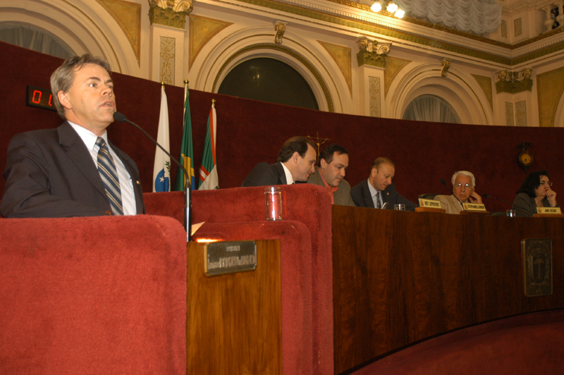 Paulo Frote ressalta desocupação na CIC 
