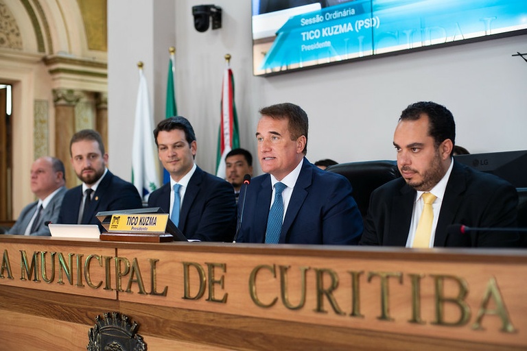 Pedindo “ética, decoro e seriedade”, Kuzma abre sessões da Câmara